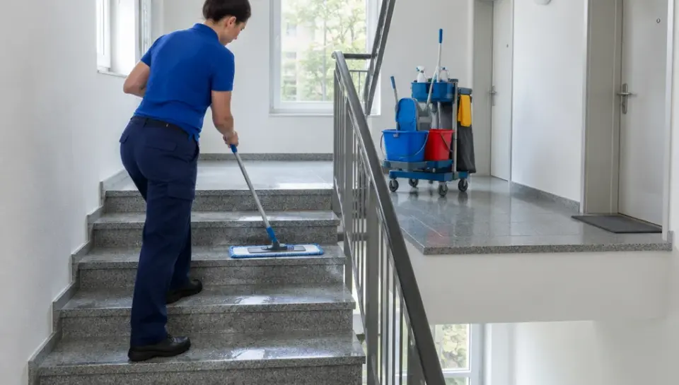 Treppenhausreinigung in Fulda – Mitarbeiter wischt die Treppenstufen in einem Mehrfamilienhaus